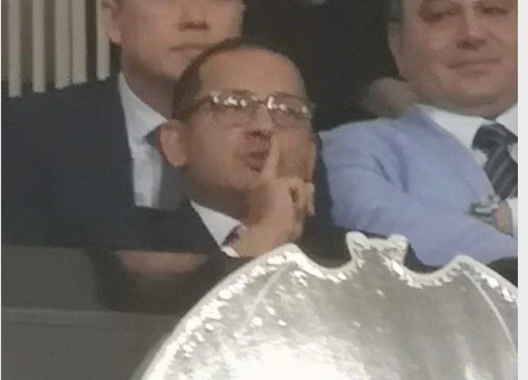  El gesto de la polémica de Anil Murthy (Twitter: JRequena89)