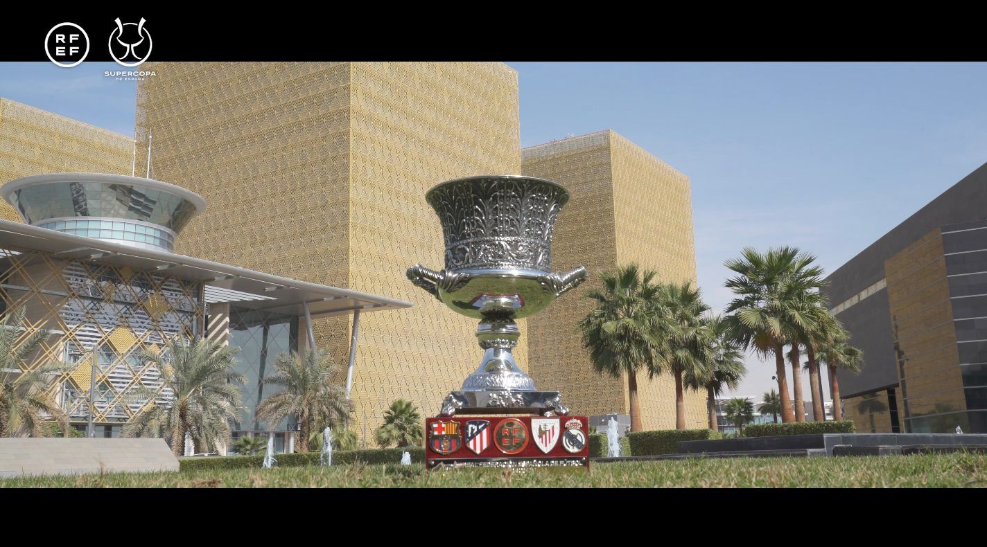  El anterior trofeo de la Supercopa de España.