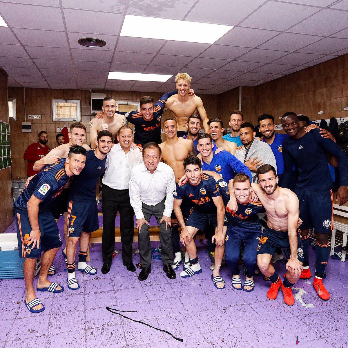  El Valencia CF celebra la Champions con Lim.