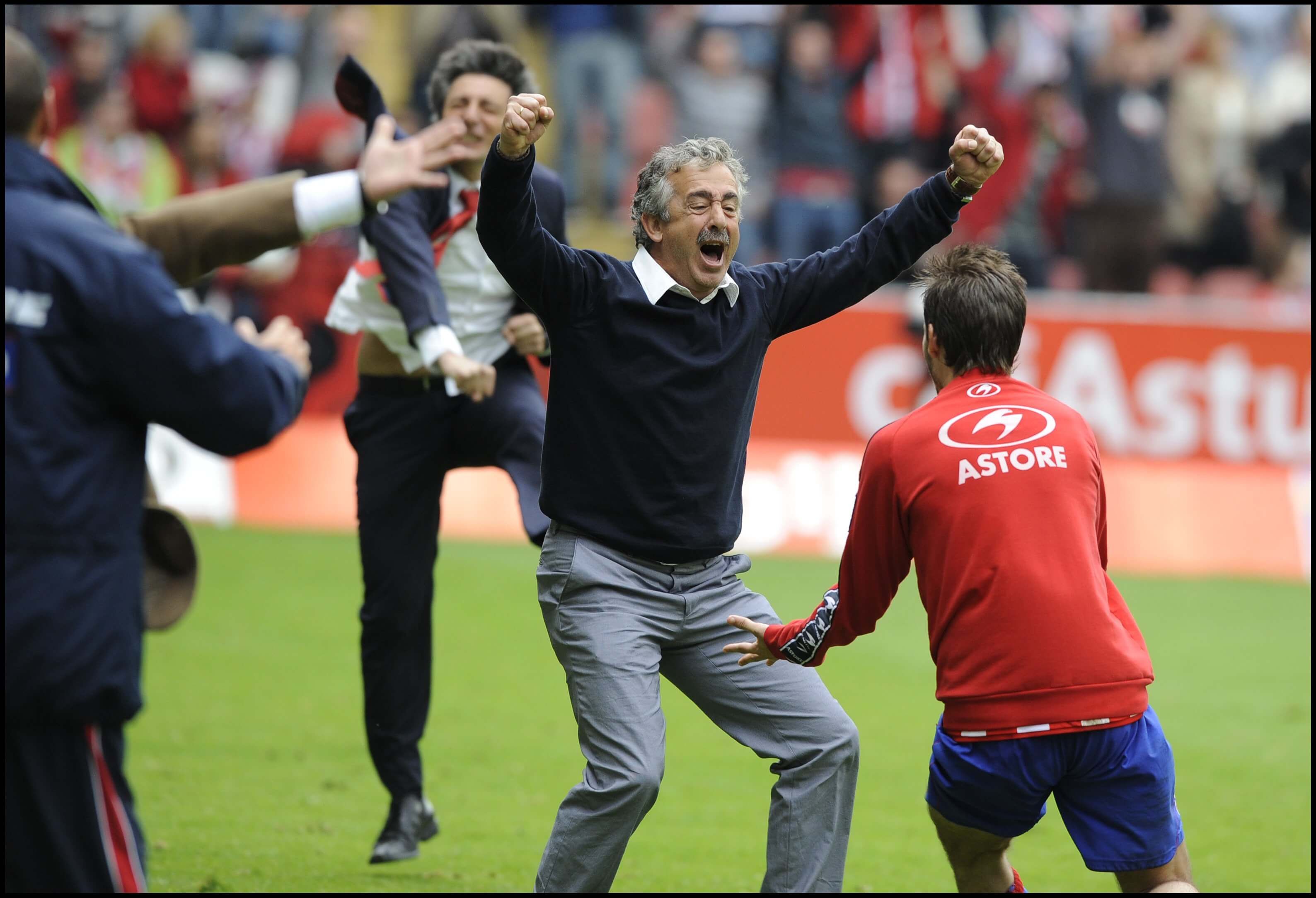 Manolo Preciado celebra el ascenso del Sporting en 2008.