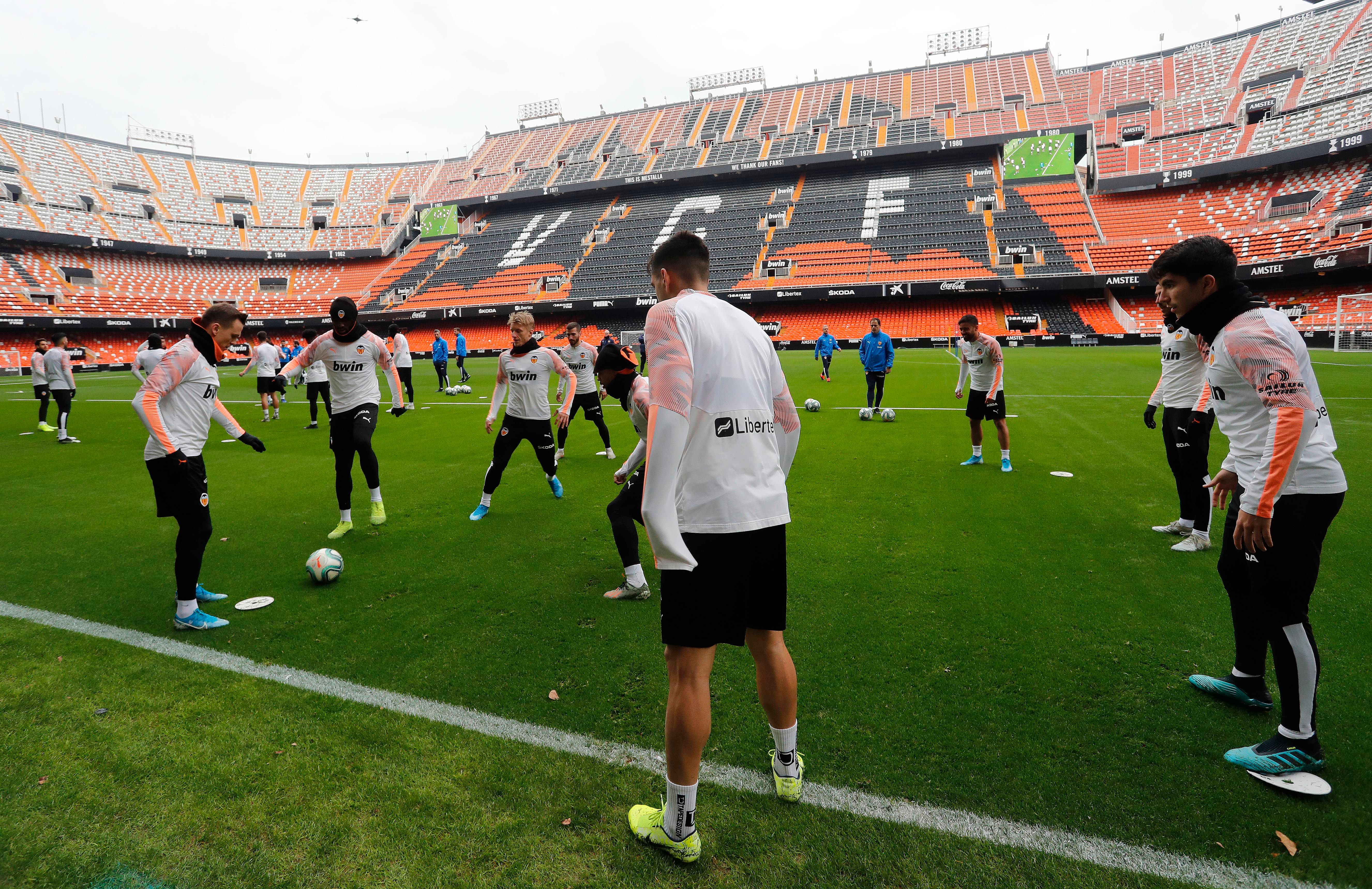 Entrenamiento del Valencia CF a puerta abierta en Mestalla