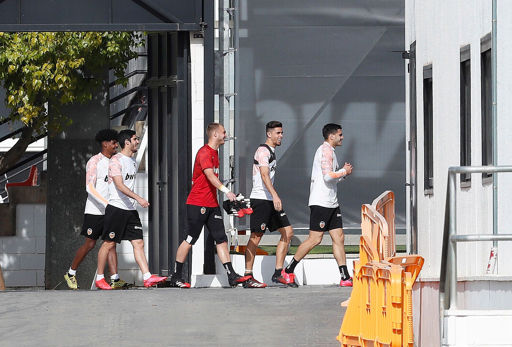  Guedes durante el entrenamiento del Valencia CF