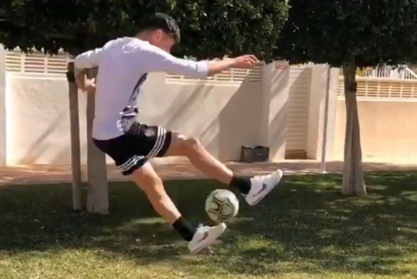  Esquerdo tiene mono de fútbol.