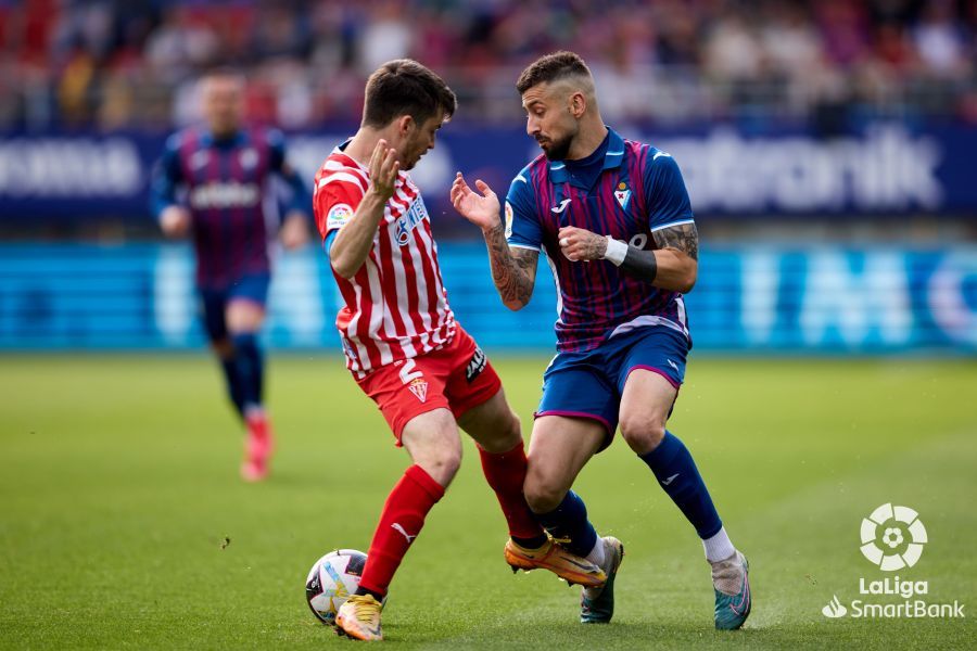 Guille Rosas ante Vadillo en el Eibar-Sporting.