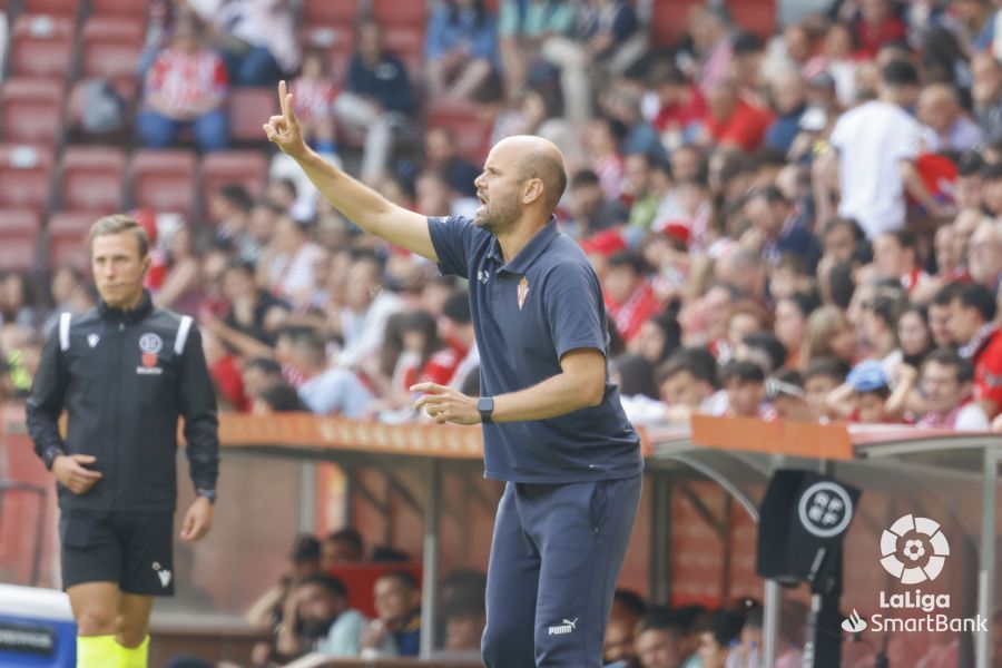  Ramírez da instrucciones en el Ponferradina - Sporting.