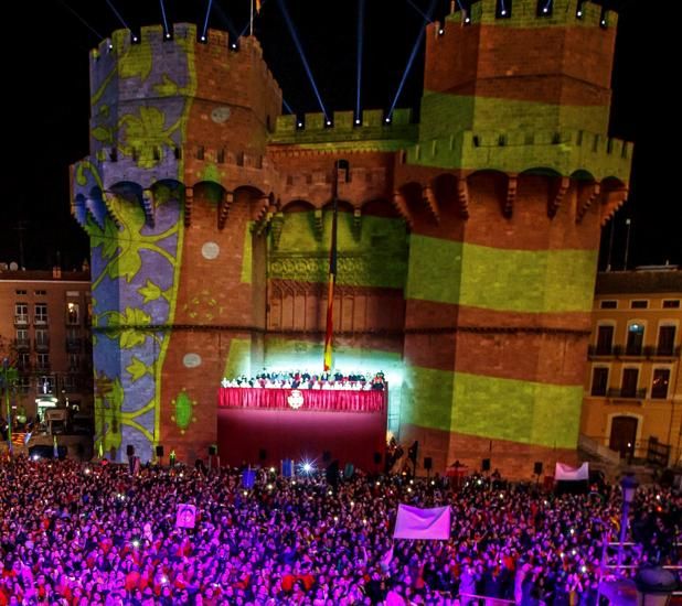 Fallas 2020: Imagen de la Crida en las Torres de Serranos