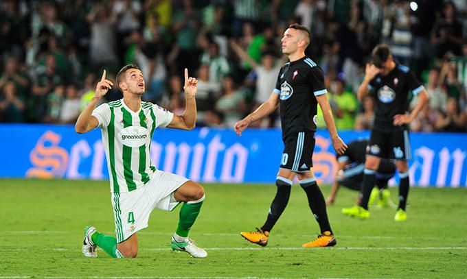  Zou Feddal celebra un triunfo del Betis.