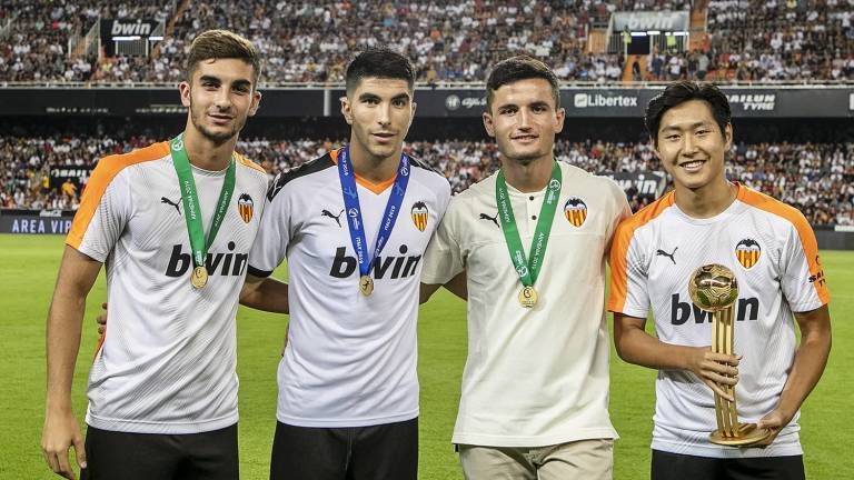 El Valencia CF negocia ya con Ferran Torres y Kangin Lee, y ha cerrado la de Carlos, pero con Hugo nada de nada