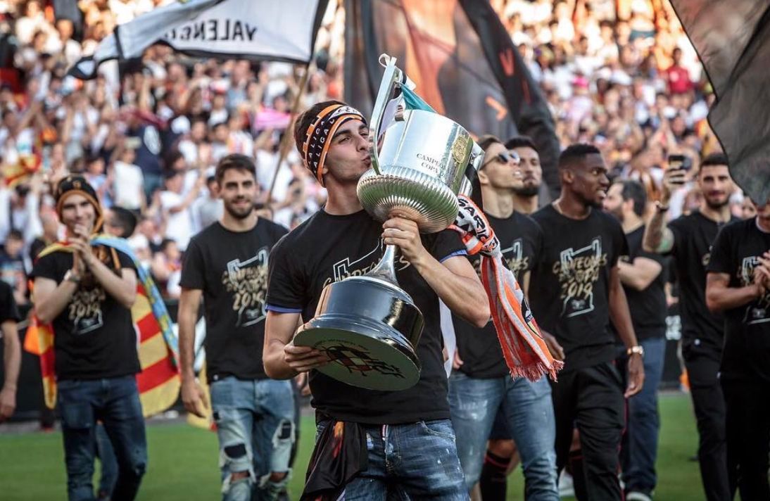 Ferran Torres con la Copa del Rey