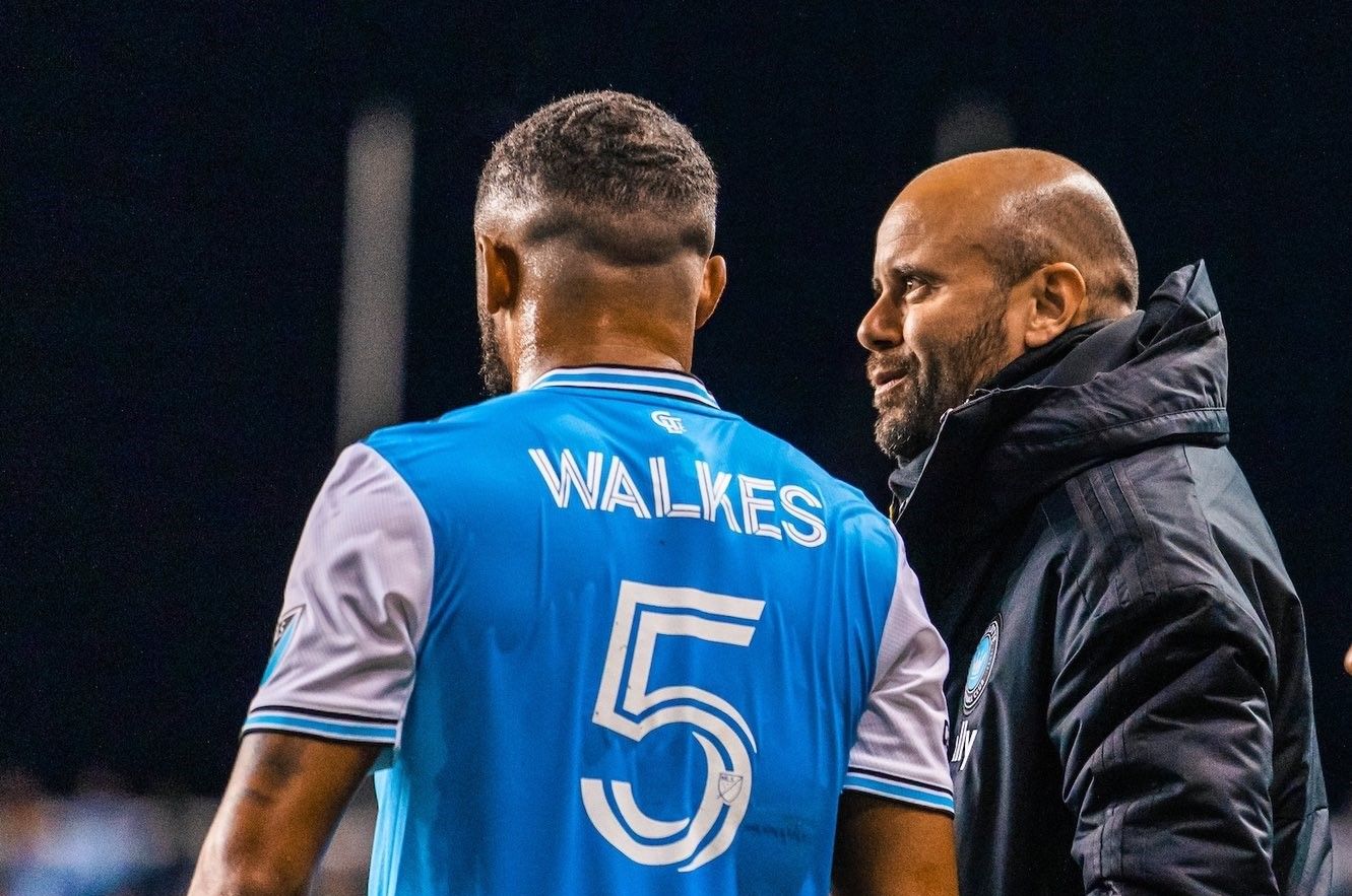 El entrenador del Sporting, con el fallecido Anton Walkes.