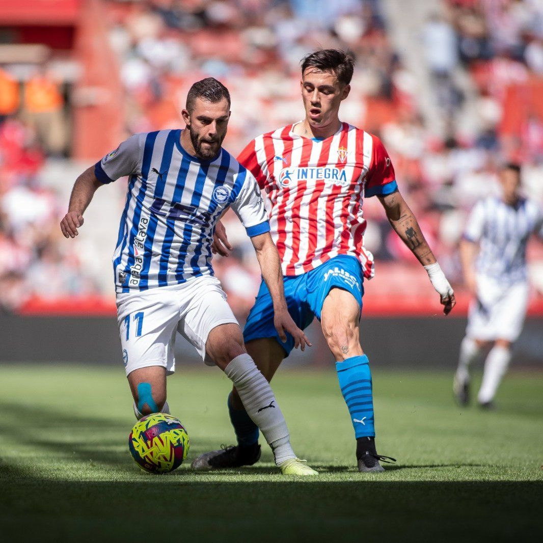  Pedro Díaz ante Luis Rioja en el Sporting-Alavés.