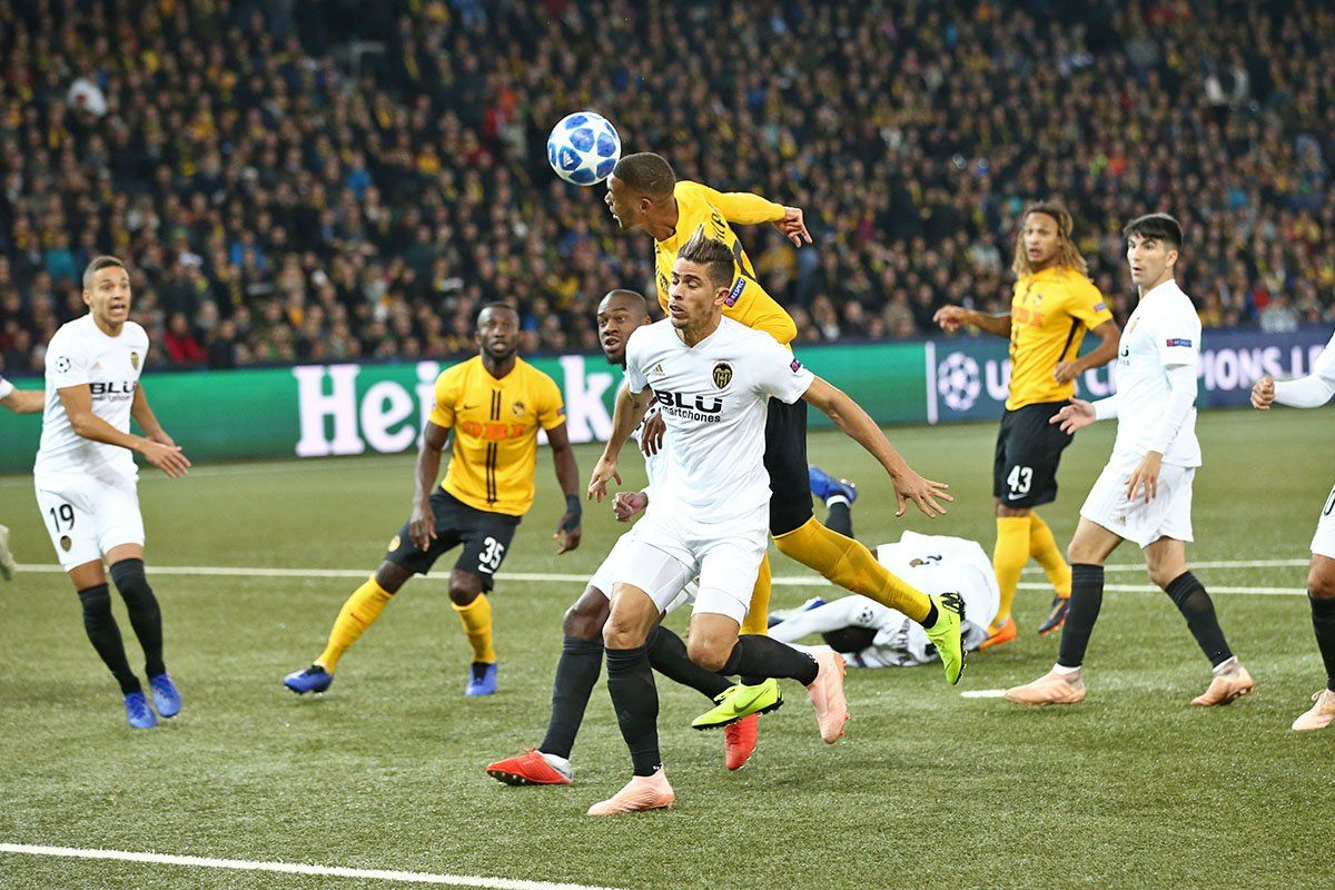  Gabriel Paulista, en un lance con Hoarau, en el Young Boys-Valencia CF.
