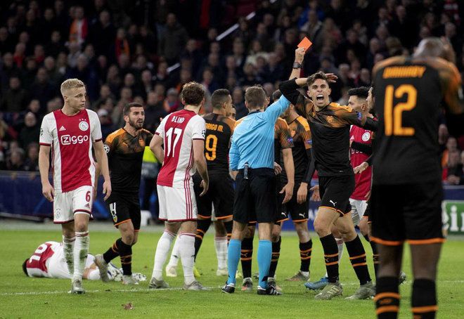  Gabriel Paulista expulsado en el Ajax-Valencia