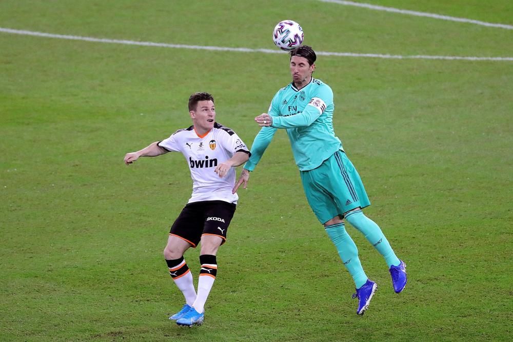  Gameiro y Sergio Ramos pelean por un balón aéreo en el Valencia-Real Madrid.