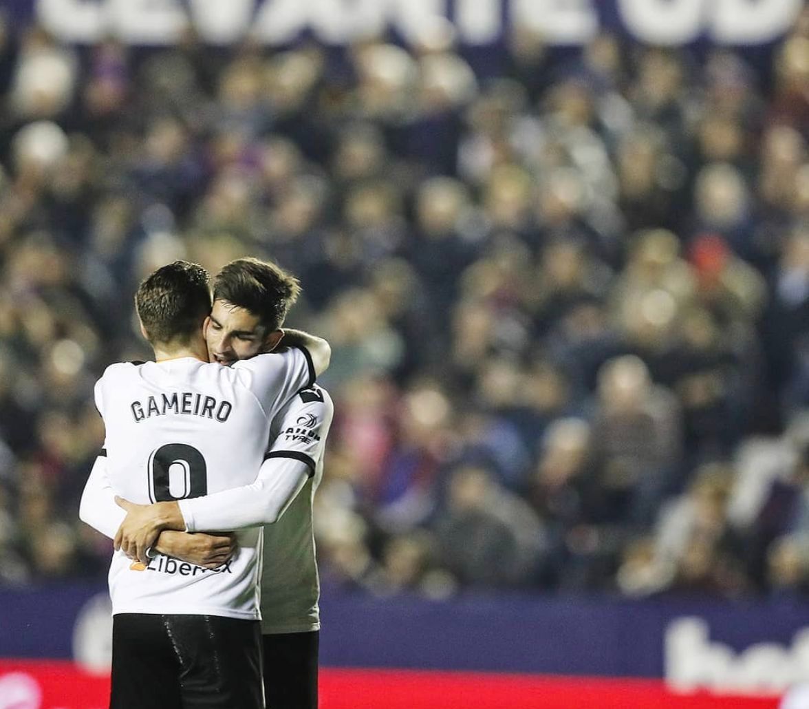  Gameiro se abraza a Ferran Torres en el Levante-Valencia