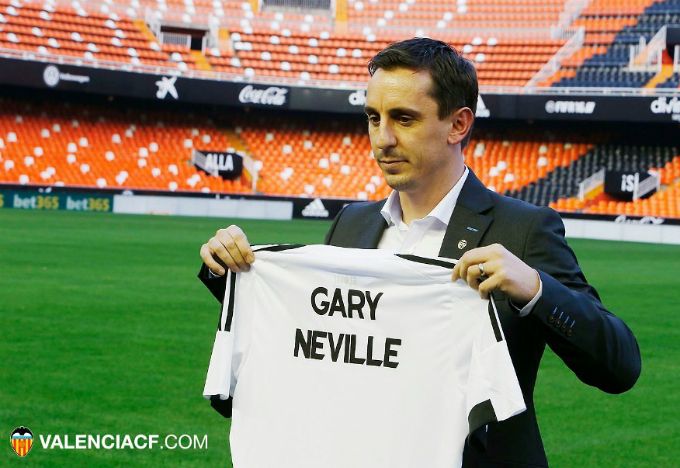 Gary Neville presentado en Mestalla