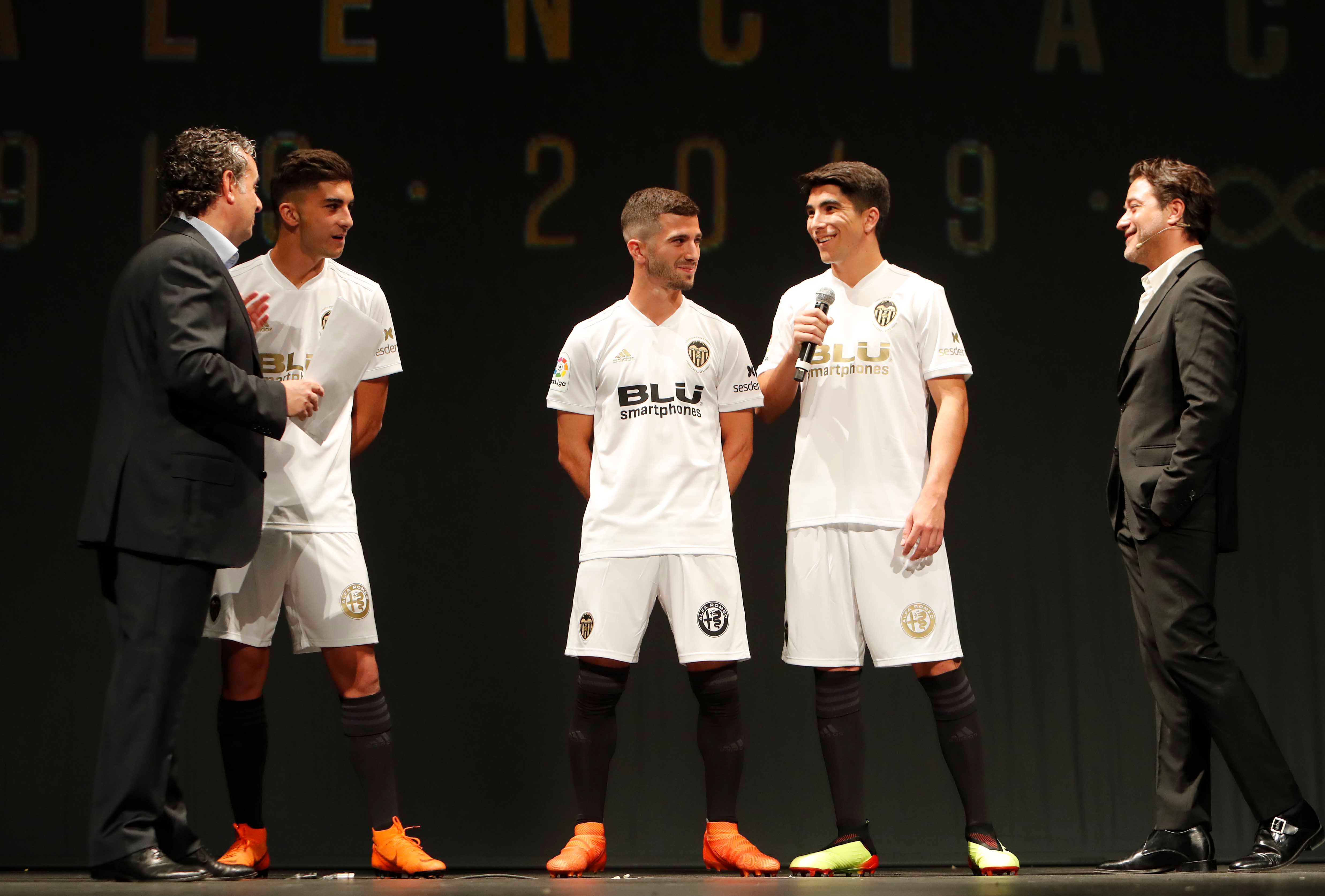 Gayà, Soler y Ferran en la presentación equipaje del Valencia para el Centenario