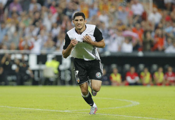  Gonçalo Guedes celebra un gol en Mestalla ante el Sevilla.