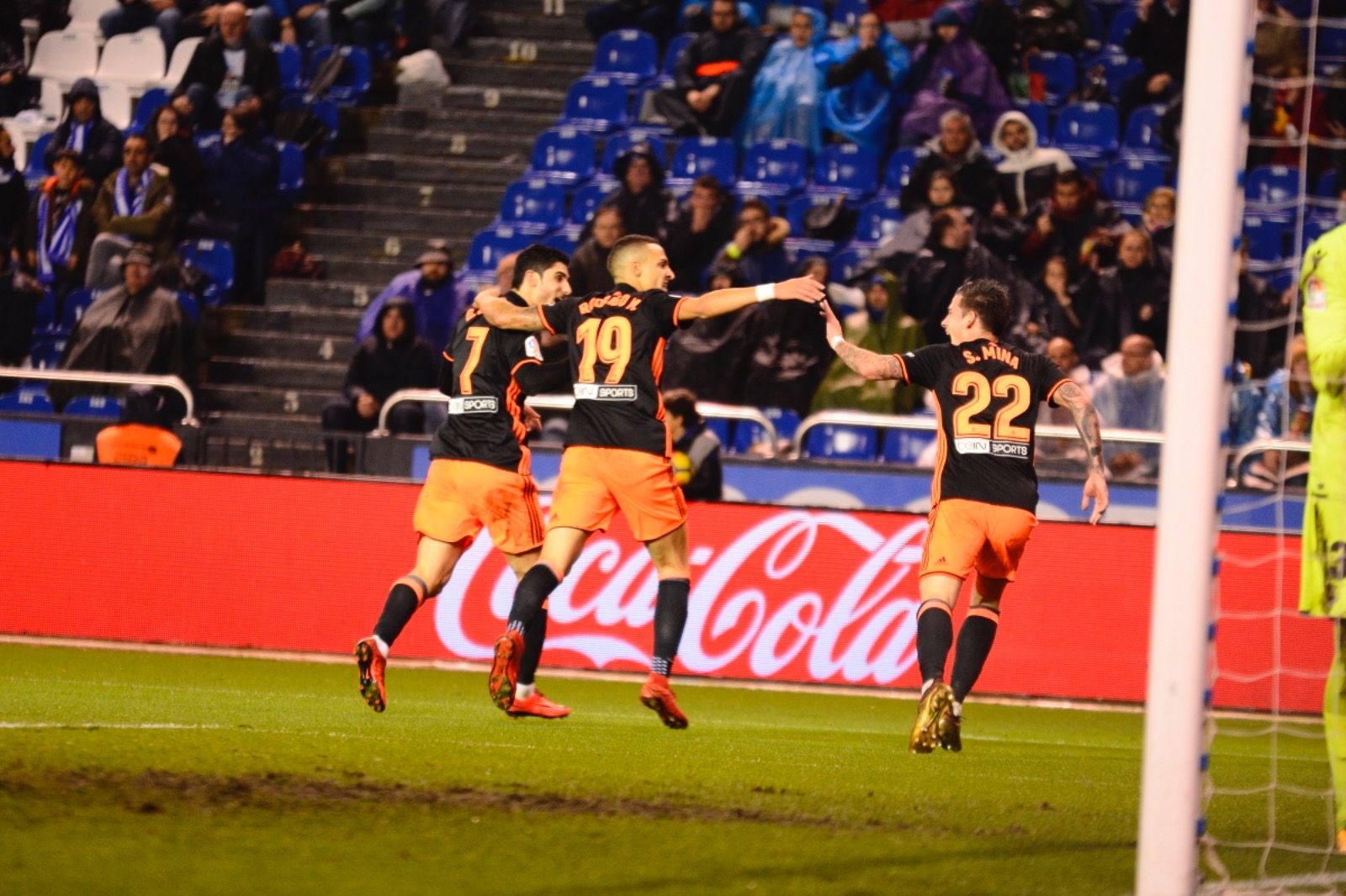 Guedes, Rodrigo y Mina se abrazan tras el 0-1. 