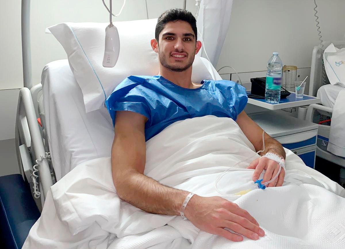  Guedes sonríe desde la cama del hospital.