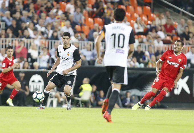  Guedes controla el balón ante el Sevilla.