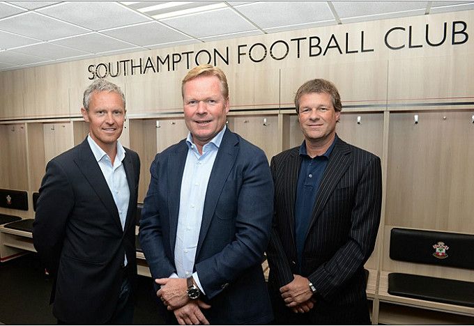 Ronald Koeman, en primer término comparte banquillo con su hermano Erwin en la Premier League.