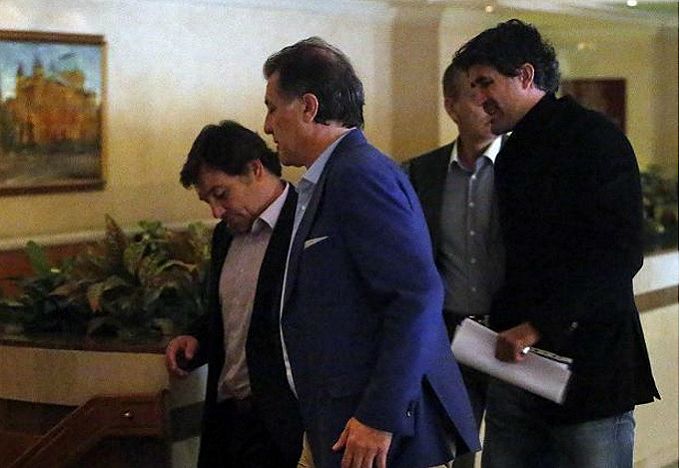 Zdravko y Zoran, en primer término, negocian con dirigentes del Barcelona en 2014 por Halilovic.