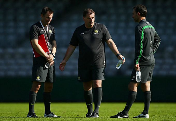 Aurelio y Tony Vidmar compartieron banquillo en el Adelaide United y ahora son técnicos en la selección australiana.