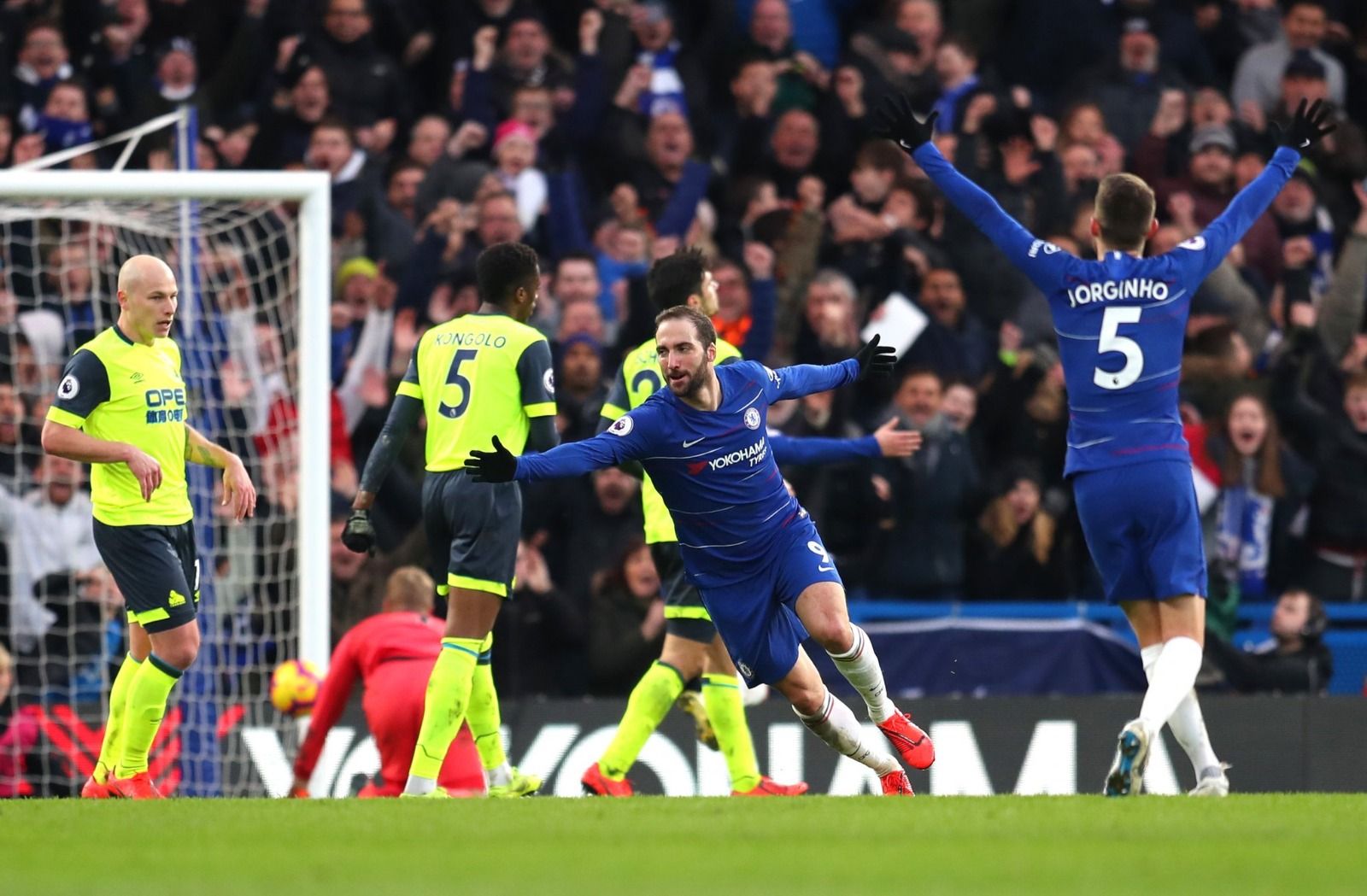  Higuaín celebra su gol con el Chelsea.