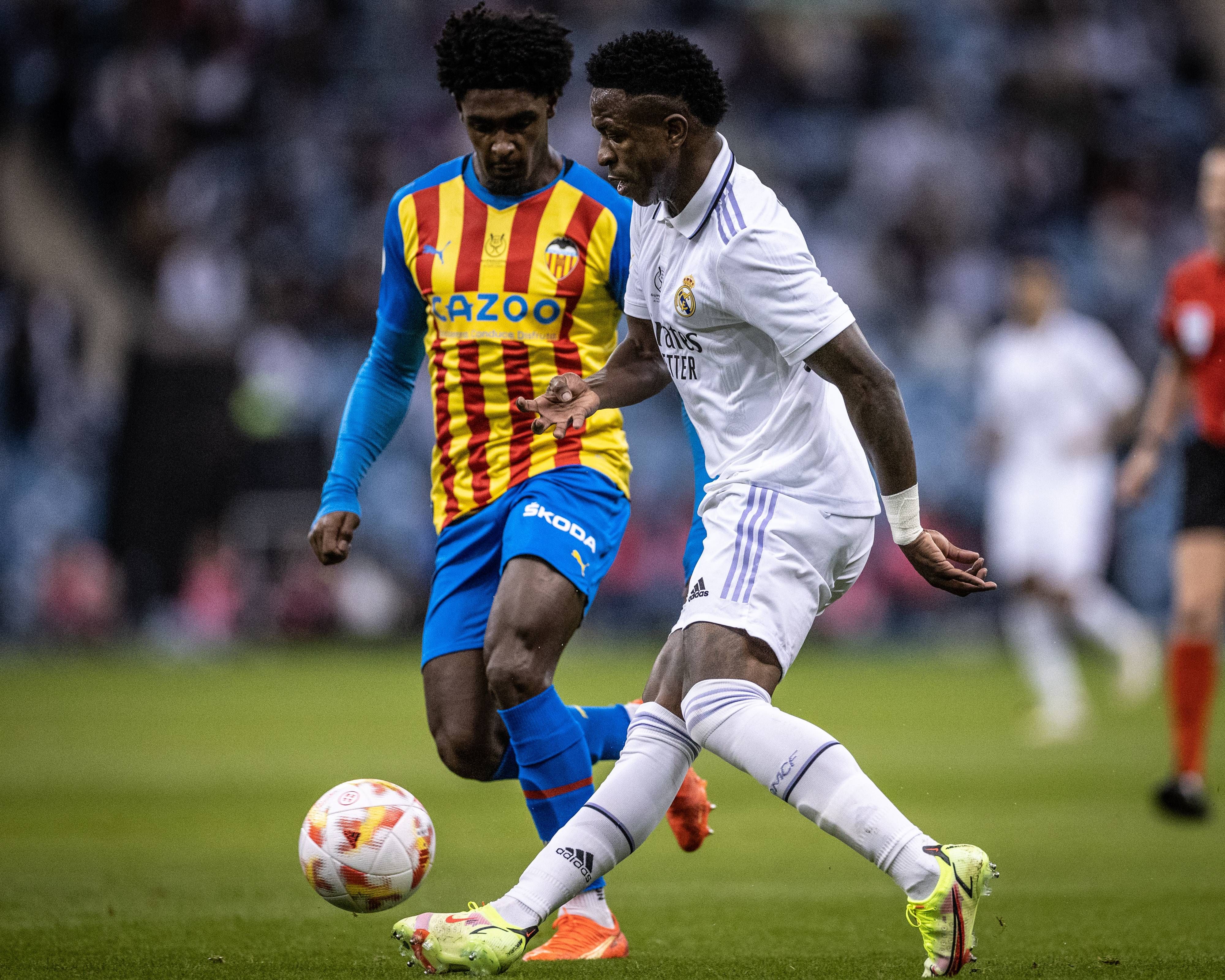  Correia y Vinícius disputan un balón durante un partido de la Supercopa
