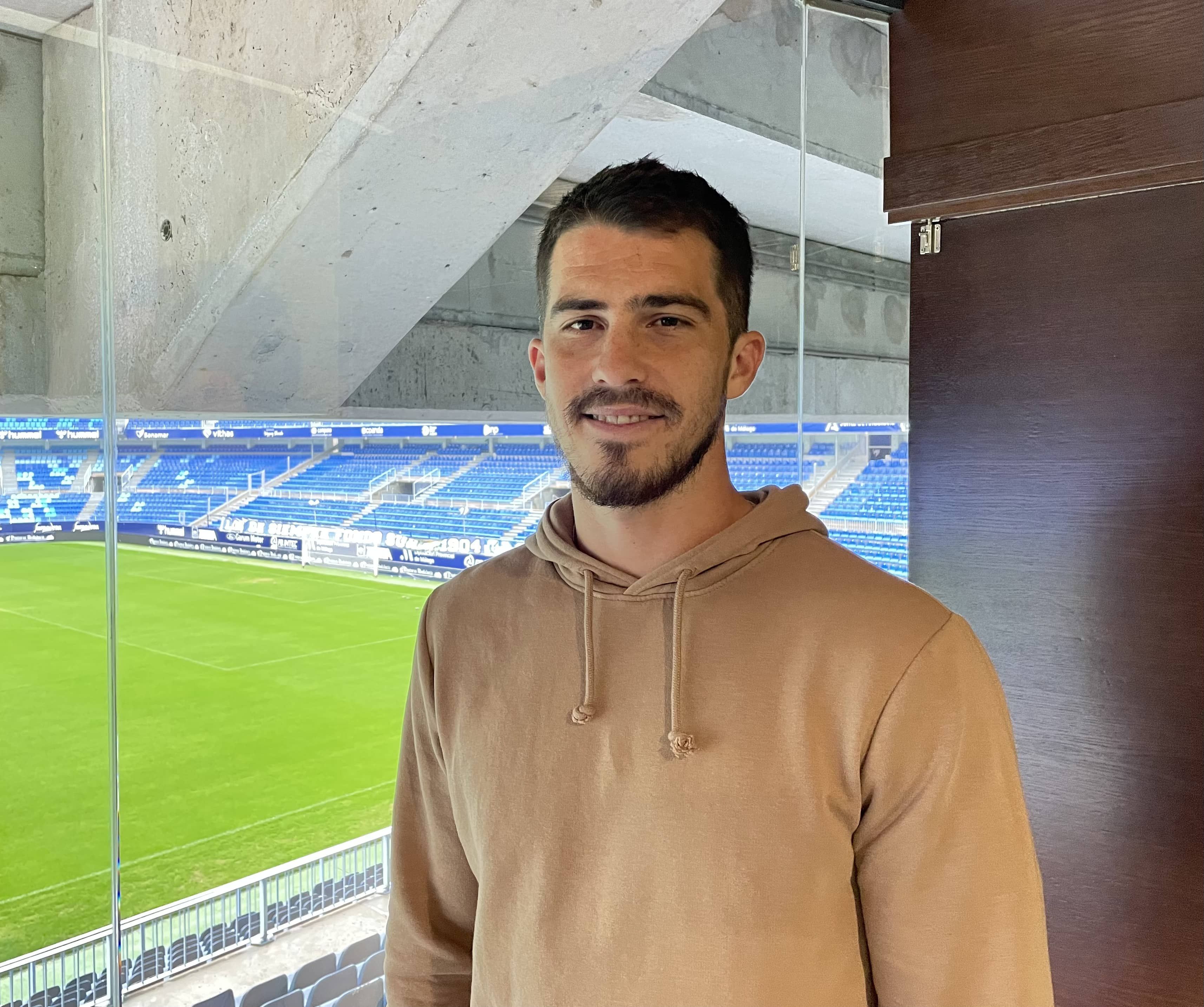 Rubén Yáñez posa en La Rosaleda para su entrevista con ElDesmarque.