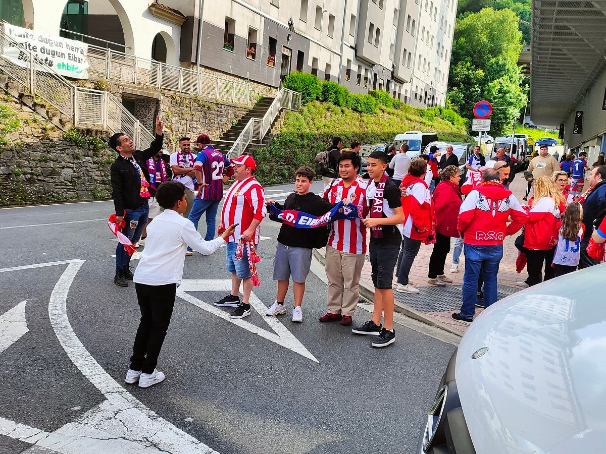  Keita Shimada se saca fotos con aficionados de la SD Eibar.