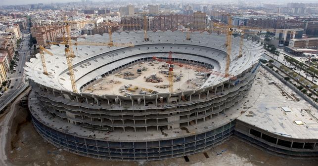 El Valencia buscaba desesperadamente crédito para acabar su nuevo estadio. 