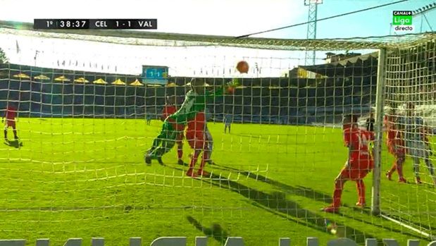 Jaume evita el gol olímpico de Nolito con su seguridad habitual.