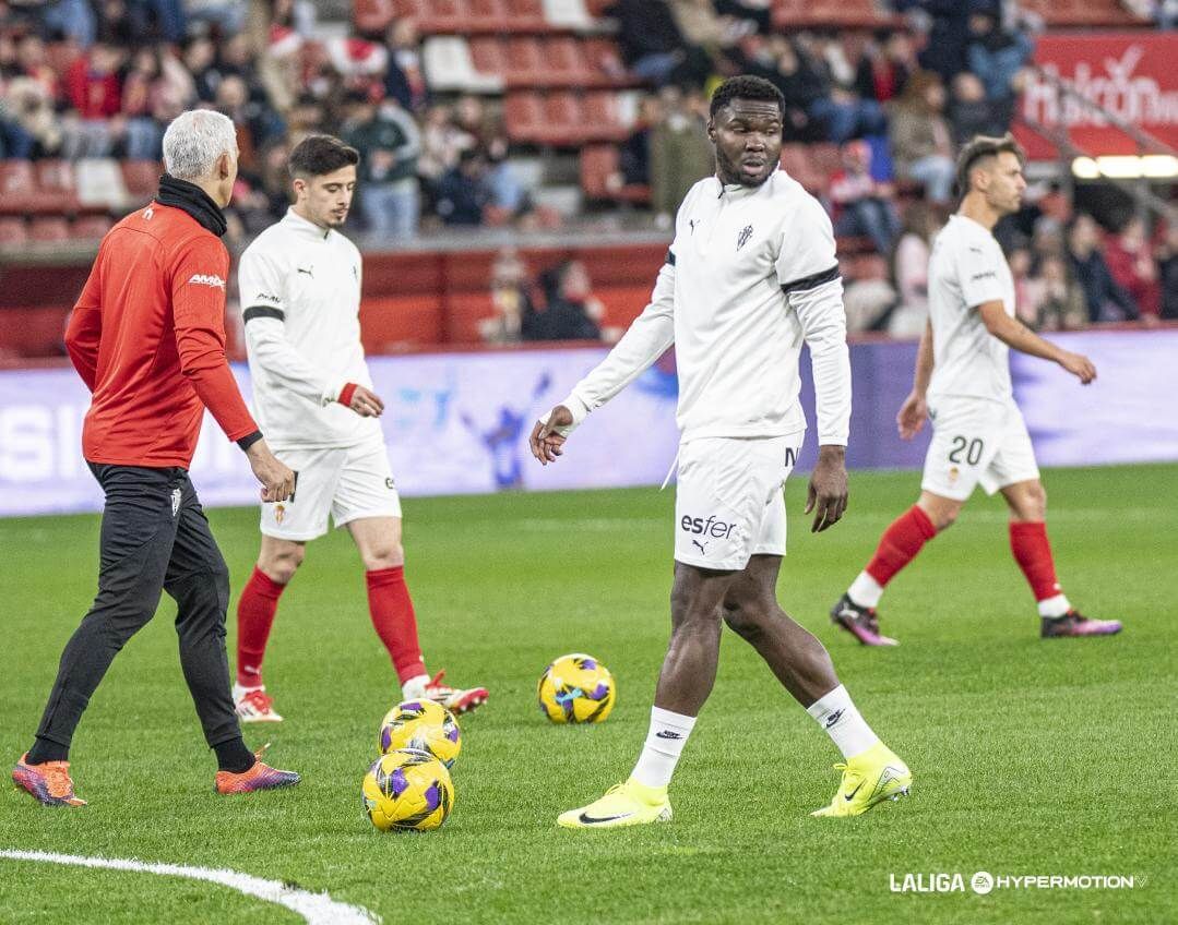  Jordy Caicedo, en un calentamiento del Sporting.