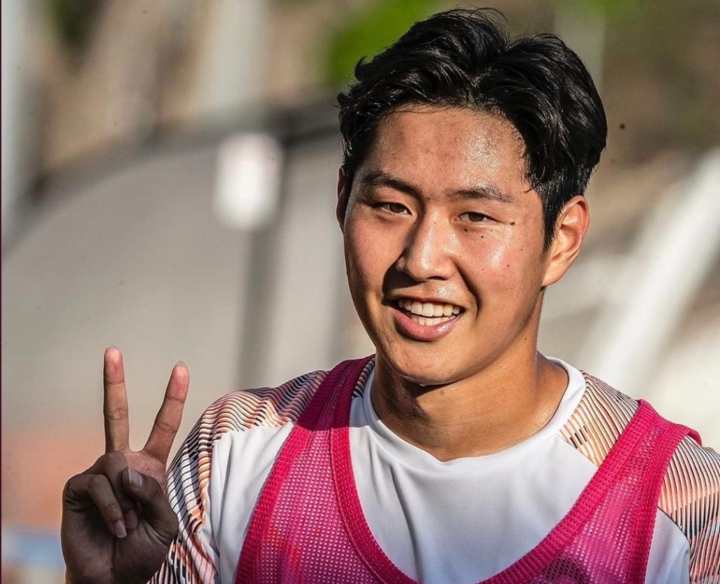  Kangin Lee sonríe en Paterna
