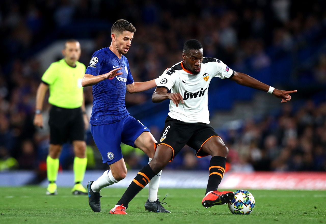 Geoffrey Kondogbia está en la agenda de posibles fichajes del Tottenham para la temporada 2020-2021.