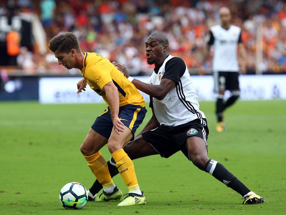 Kondogbia lucha con Vietto.