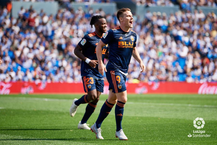  Los jugadores del Valencia celebran el gol de Gameiro ante la Real Sociedad en Anoeta.