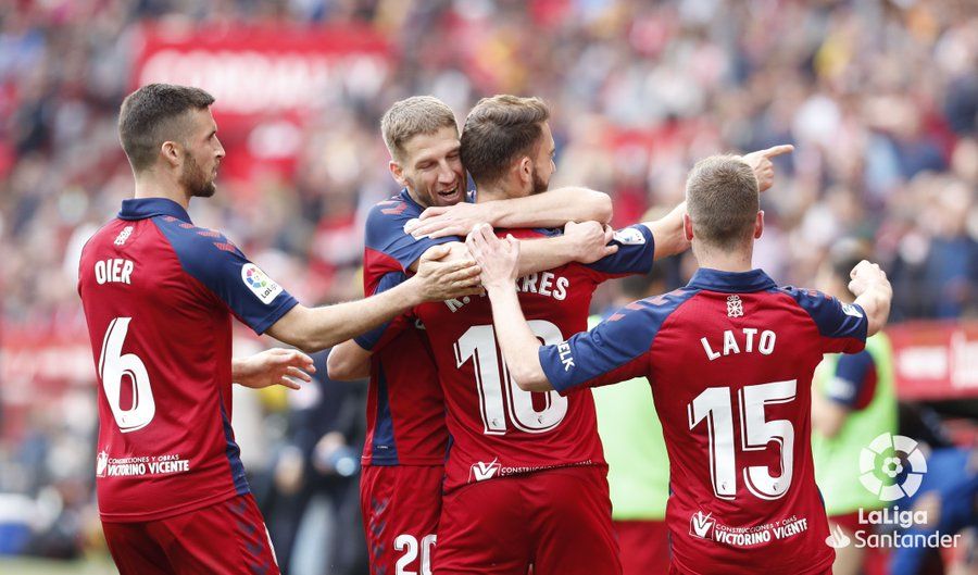  Lato celebra un gol con Osasuna.