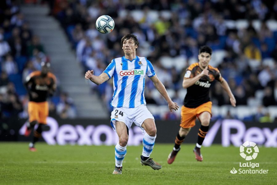  Le Normand busca controlar un balón aéreo ante el Valencia.