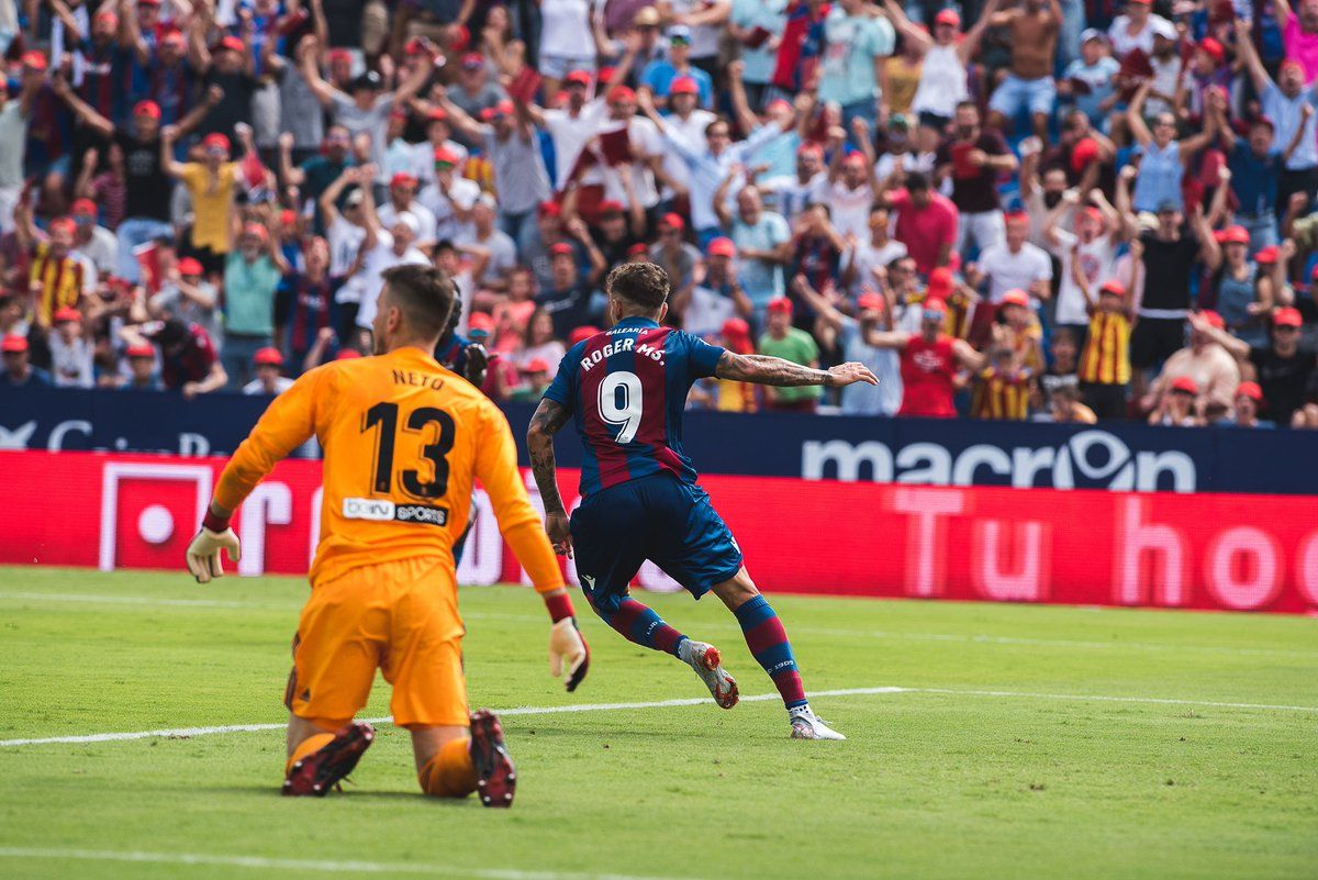  Roger celebra el 2-1 ante la mirada de Neto.