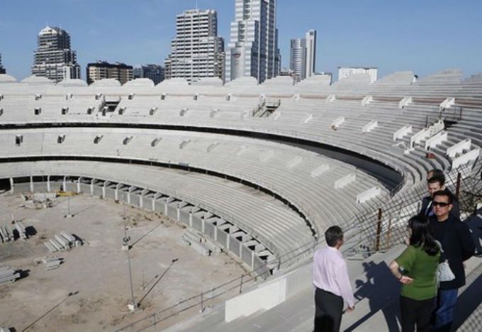 Peter Lim visita la obra inacabada del nuevo estadio.