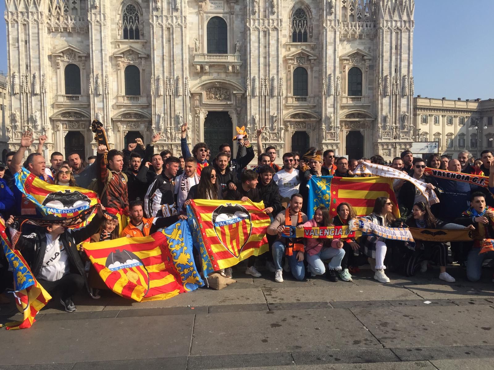  Los aficionados del Valencia en Milán.