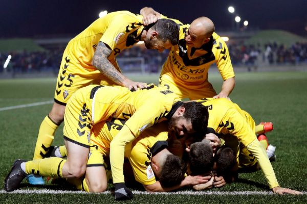 Los jugadores del Badalona celebran el triunfo ante el Getafe en Copa del Rey