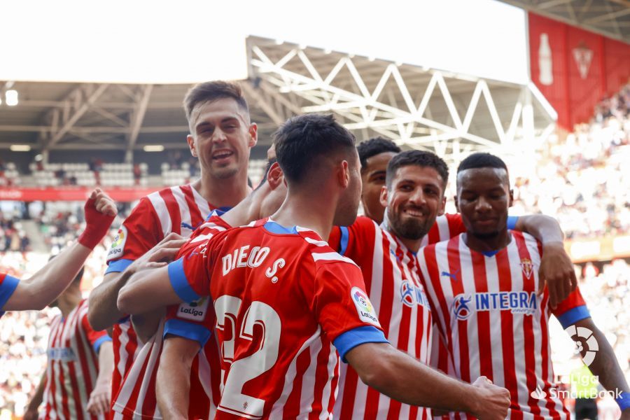  Los jugadores del Sporting celebran el gol de Diego Sánchez al Granada.
