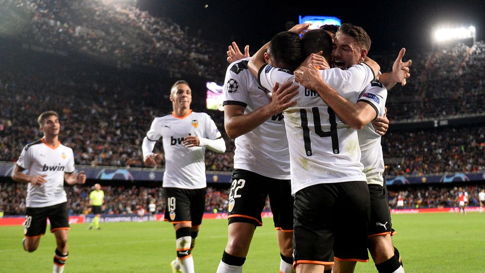 Los jugadores del Valencia celebran uno de los tantos ante el Lille.
