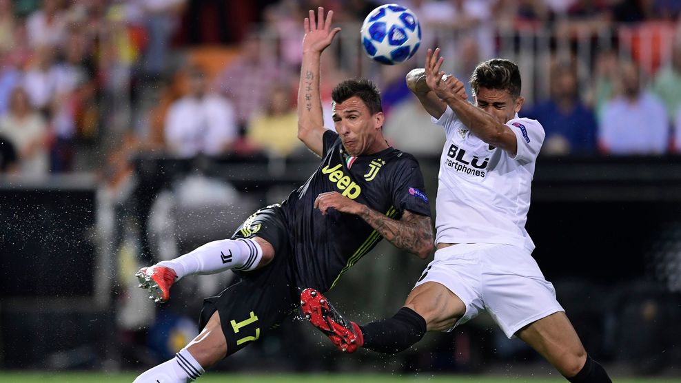 Gabriel Paulista se cubre.