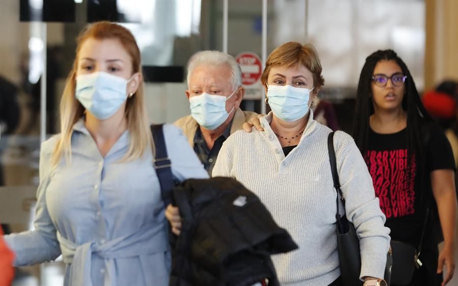 Personas con mascarillas por el coronavirus.