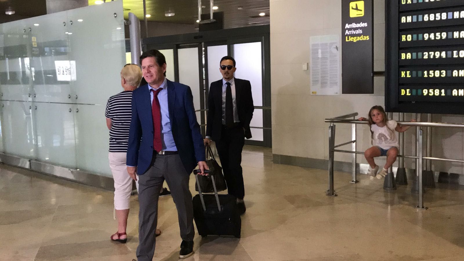 Mateo Alemany y Pablo Longoria en el aeropuerto